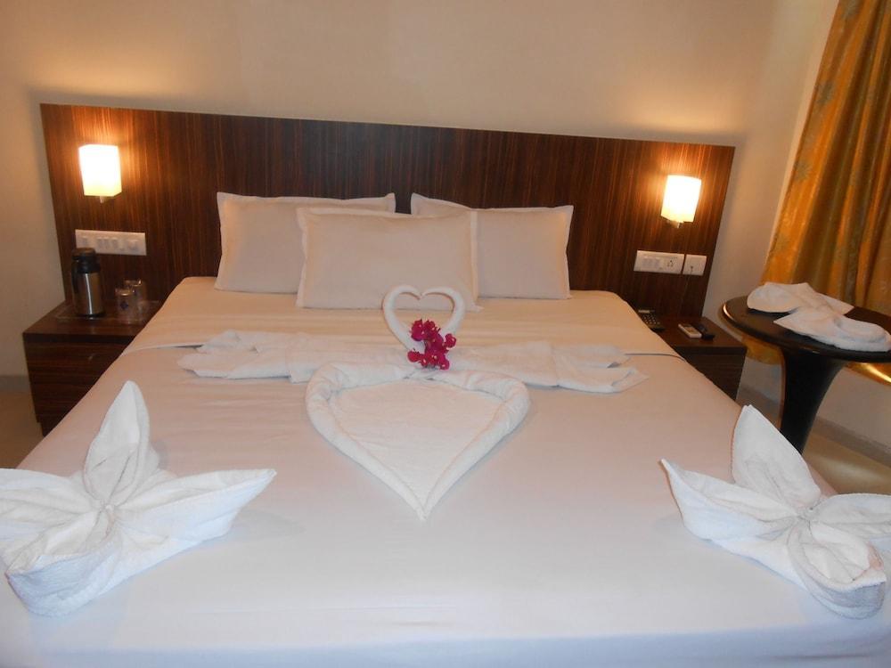Jade Beach Resort Tirupporur Exteriör bild