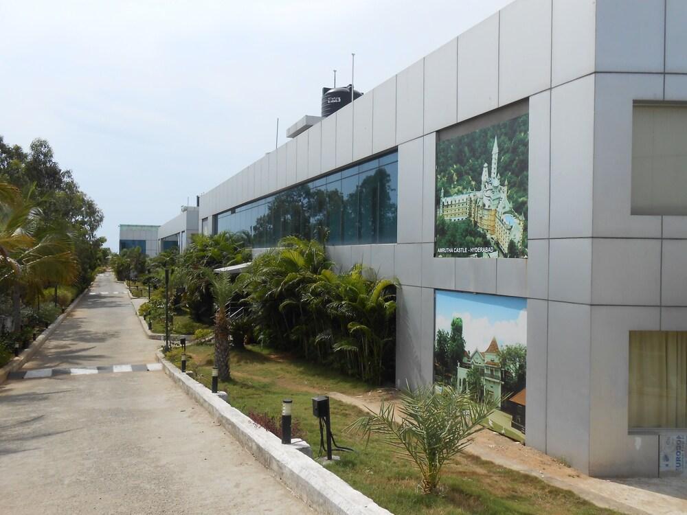 Jade Beach Resort Tirupporur Exteriör bild