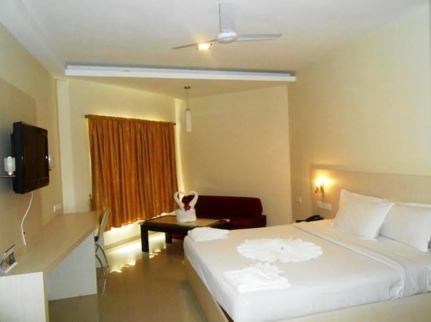 Jade Beach Resort Tirupporur Exteriör bild